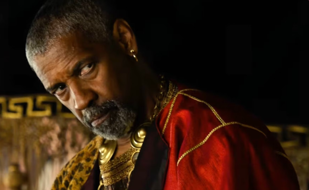 Il Gladiatore 2 è goffo ed impacciato nel voler spezzare le catene del suo ingombrante passato 3 Danzel Washington in Il Gladiatore 2