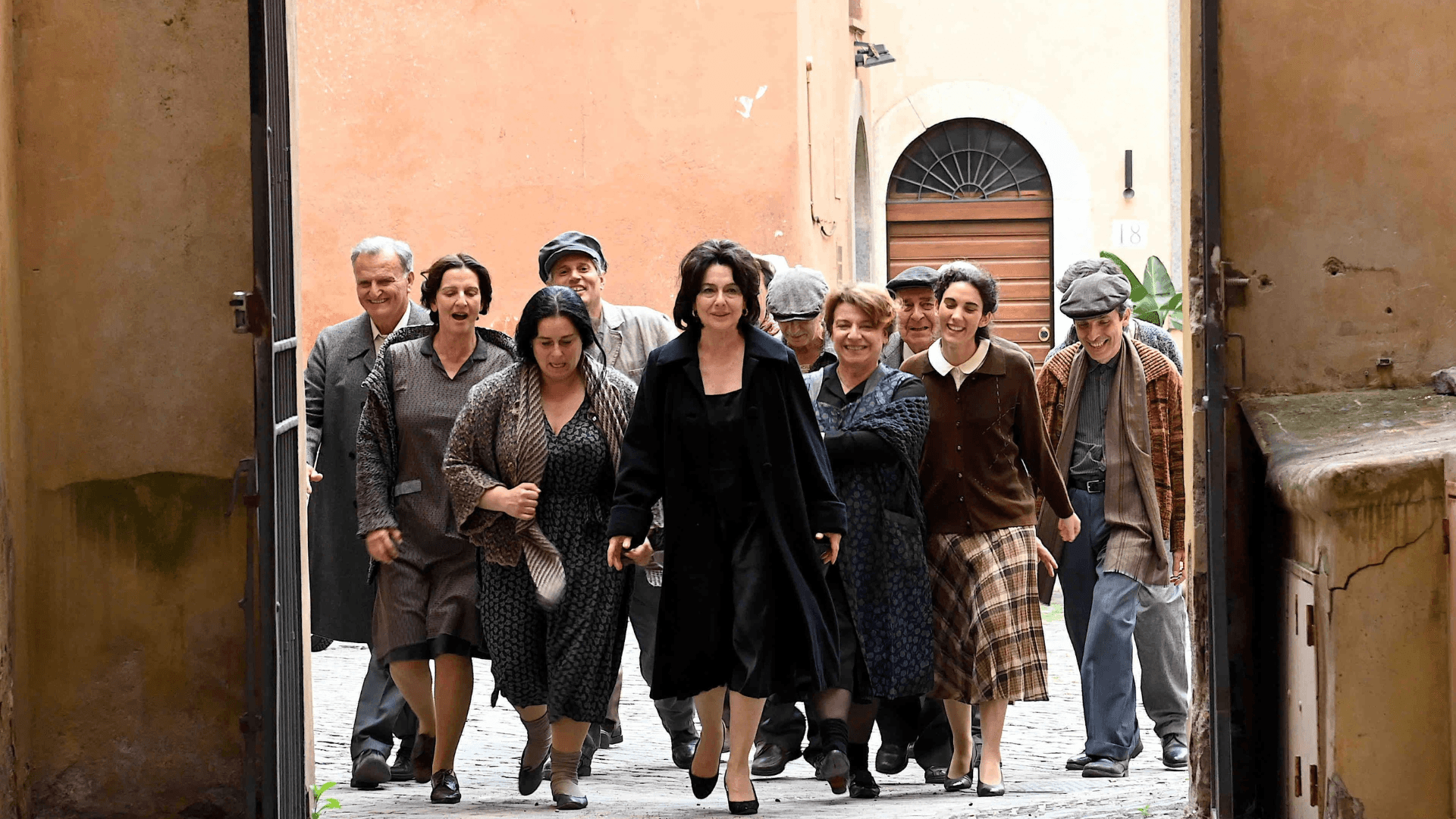Anna: lo sciatto tentativo di ridimensionare un'icona 1 La recensione del film Anna di Monica Guerritone