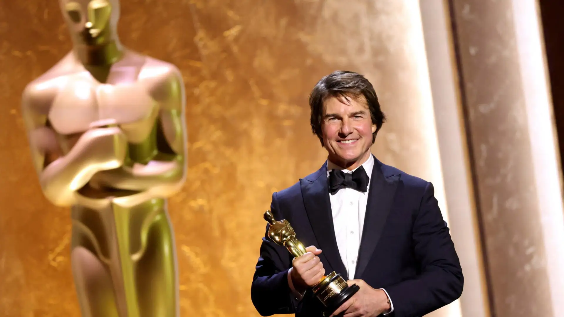 Tom Cruise riceve l'Oscar alla carriera ai Governors Awards 1 Tom Cruise riceve lOscar alla carriera